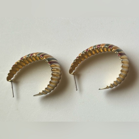 Vintage Gold Tone Hoop Earrings - Picture 11 of 11